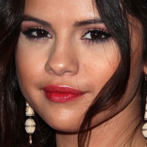 Selena Gomez Makeup: Pink Eyeshadow & Red Lipstick | Steal Her Style