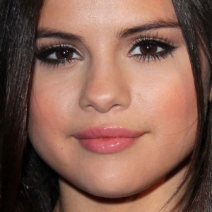 Selena Gomez Makeup: Beige Eyeshadow & Pink Lip Gloss | Steal Her Style