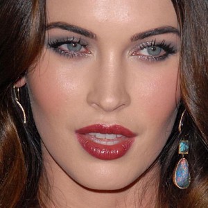 Megan Fox Makeup: Bronze Eyeshadow & Burgundy Lipstick 