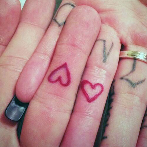 melissa-marie-green-heart-finger-tattoo