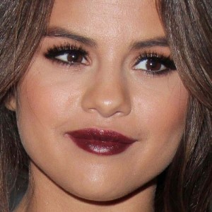 Selena Gomez Makeup: Gold Eyeshadow & Burgundy Lipstick | Steal Her Style