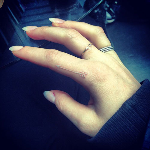 ellie-goulding-arrow-finger-tattoo-