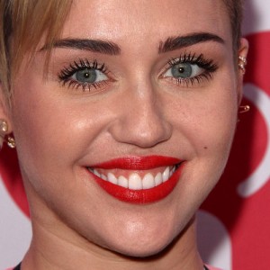 Miley Cyrus Makeup: Black Eyeshadow, Bronze Eyeshadow & Bubblegum Pink ...