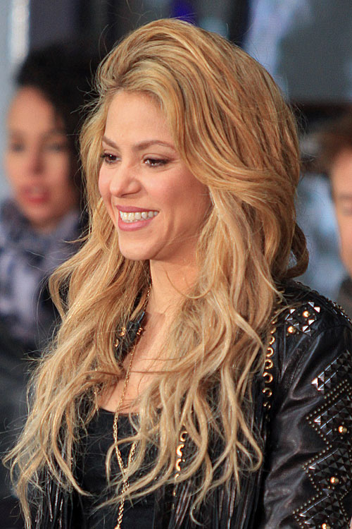 Shakira Wavy Honey Blonde Hairstyle | Steal Her Style