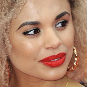 Jessica Plummer's Makeup Photos & Products | Steal Her Style