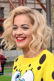 Rita Ora Wavy Golden Blonde Bob, Side Part Hairstyle | Steal Her Style