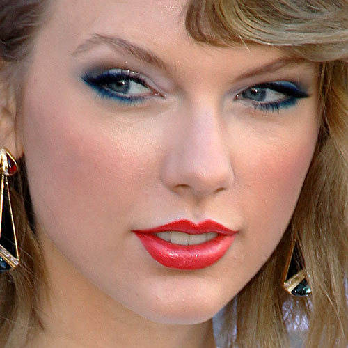 Taylor Swift Blue Eyeshadow & Red | Her Style