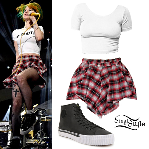 Hayley Williams: Baggy Plaid Shorts Outfit