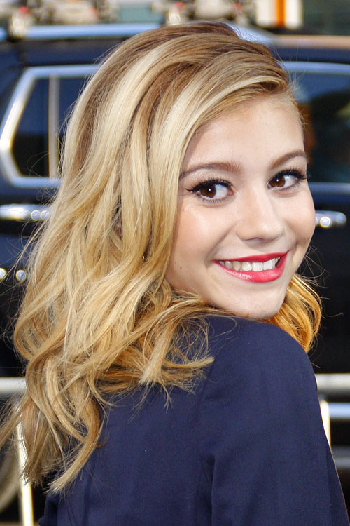 G Hannelius Wavy Honey Blonde Side Part Hairstyle Steal Her Style.