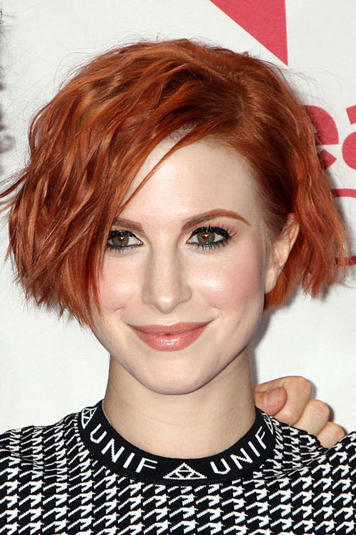 Hayley Williams Wavy Auburn Bob Side Part Hairstyle Steal Her Style