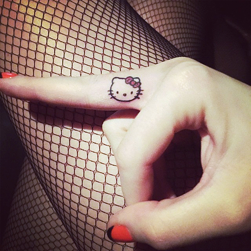 katy-perry-hello-kitty-finger-tattoo