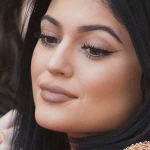 Kylie Jenner Makeup: Nude Eyeshadow, Taupe Eyeshadow & Nude Lipstick ...