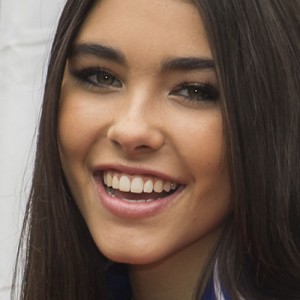 Madison Beer Makeup: Black Eyeshadow, Purple Eyeshadow & Pale Pink ...