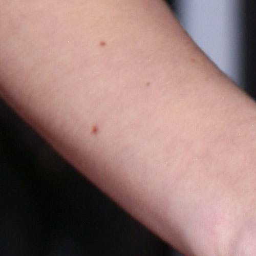 avril-lavigne-red-star-arm-tattoo