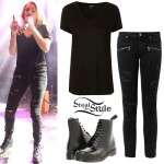 Ellie Goulding: V-Neck Tee, Ripped Jeans