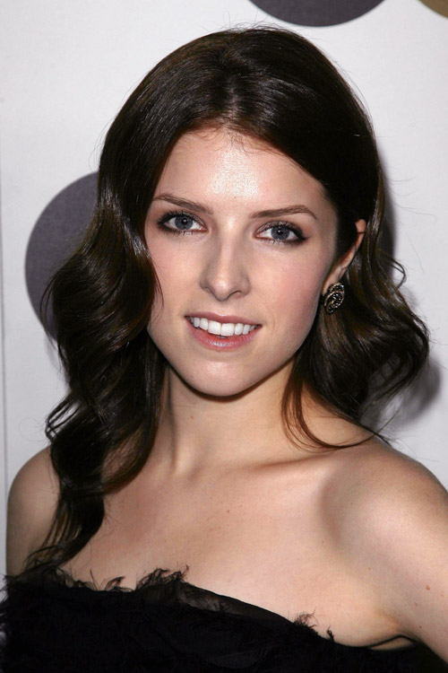 Anna Kendrick Wavy Dark Brown Faux Sidecut, Side Part Hairstyle | Steal ...