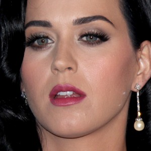 Katy Perry Makeup: Black Eyeshadow, Gray Eyeshadow & Bubblegum Pink ...
