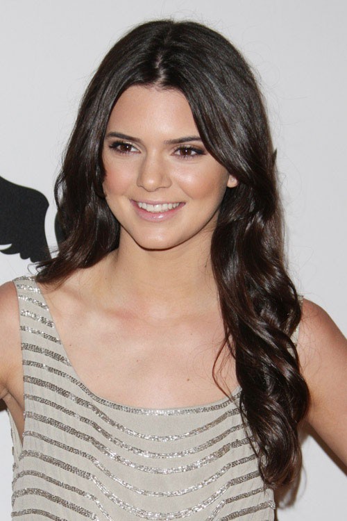 Kendall Jenner Wavy Dark Brown Faux Sidecut, Side Part Hairstyle ...