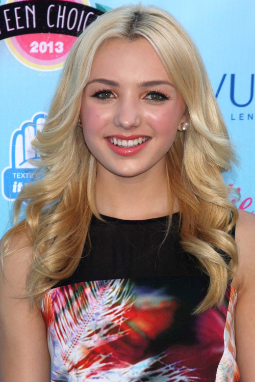 Peyton List Wavy Golden Blonde Angled Loose Waves Hairstyle Steal Her Style