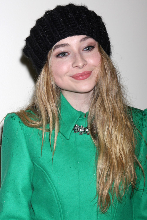 Sabrina Carpenter Wavy Honey Blonde Faux Sidecut, Side Part Hairstyle ...