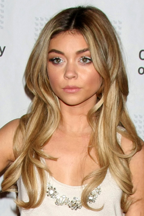 Sarah Hyland Wavy Honey Blonde All Over Highlights Dark Roots Loose Waves Hairstyle Steal