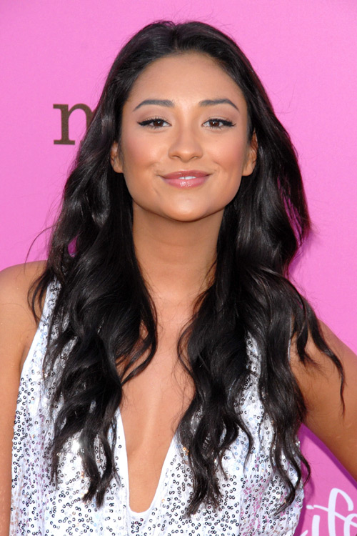 Shay Mitchell Wavy Black Angled, Loose Waves Hairstyle | Steal Her Style