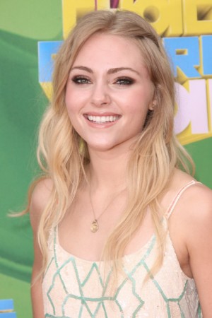 AnnaSophia Robb's Hairstyles & Hair Colors | Steal Her Style