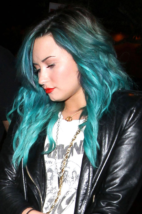 Demi Lovato Wavy Blue Dark Roots, Peek-A-Boo Highlights 