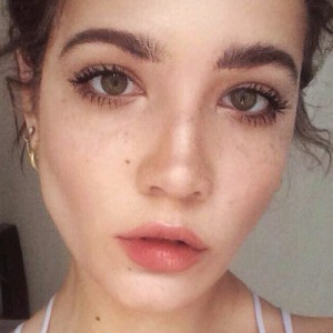 Halsey Makeup: Black Eyeshadow, Brown Eyeshadow & Wine Lipstick | Steal