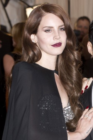 Lana Del Rey Wavy Medium Brown Barrel Curls, Side Part Hairstyle ...