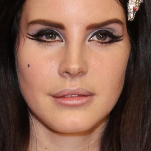 Lana Del Rey Makeup: Black Eyeshadow, Gray Eyeshadow & Mauve Lipstick ...