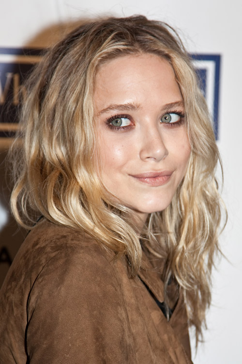 Mary Kate Olsen Wavy Golden Blonde Angled Hairstyle | Steal Her Style