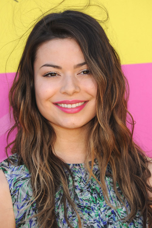 Miranda Cosgrove Wavy Dark Brown All-Over Highlights Hairstyle | Steal