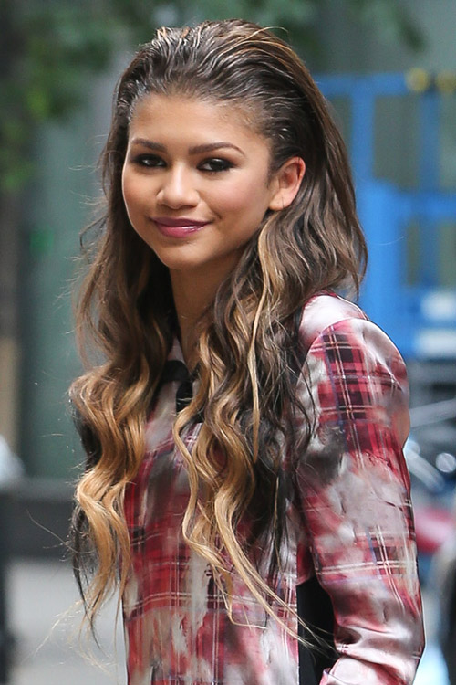  Zendaya Wavy Medium Brown Peek A Boo Highlights Slicked 