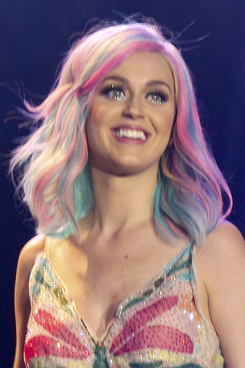 Katy Perry Wavy Platinum Blonde All Over Highlights Uneven Color Hairstyle Steal Her Style