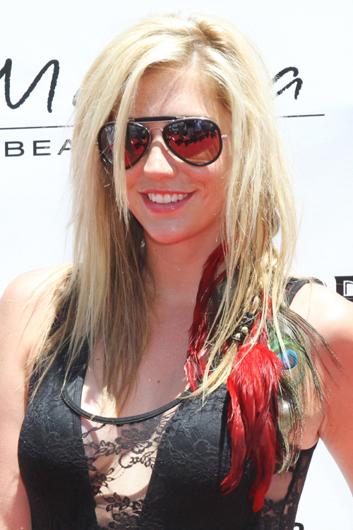 Kesha Wavy Golden Blonde Hair Feathers, Mini Braids Hairstyle