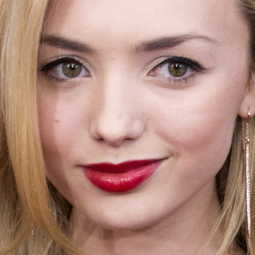 Peyton List Makeup: Black Eyeshadow, Nude Eyeshadow & Red Lipstick