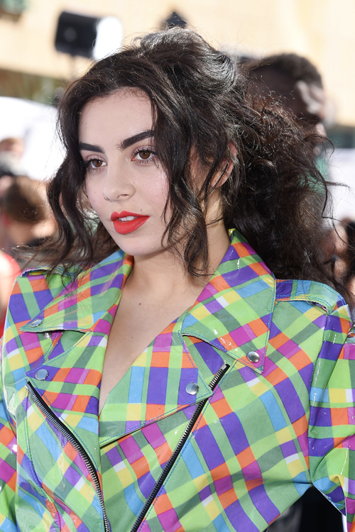 Charli XCX Wavy Face-Framing Pieces, Messy, Ponytail Hairstyle | Steal ...