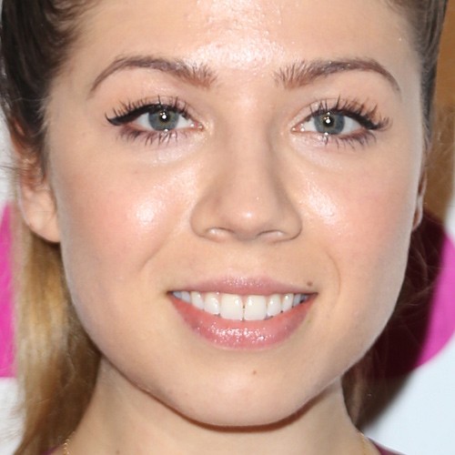 Jennette McCurdy Makeup: Black Eyeshadow, Nude Eyeshadow & Clear Lip Gloss  | Steal Her Style