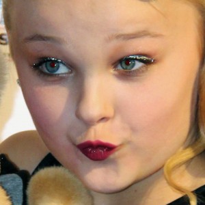 JoJo Siwa Makeup: Nude Eyeshadow & Pink Lip Gloss | Steal Her Style
