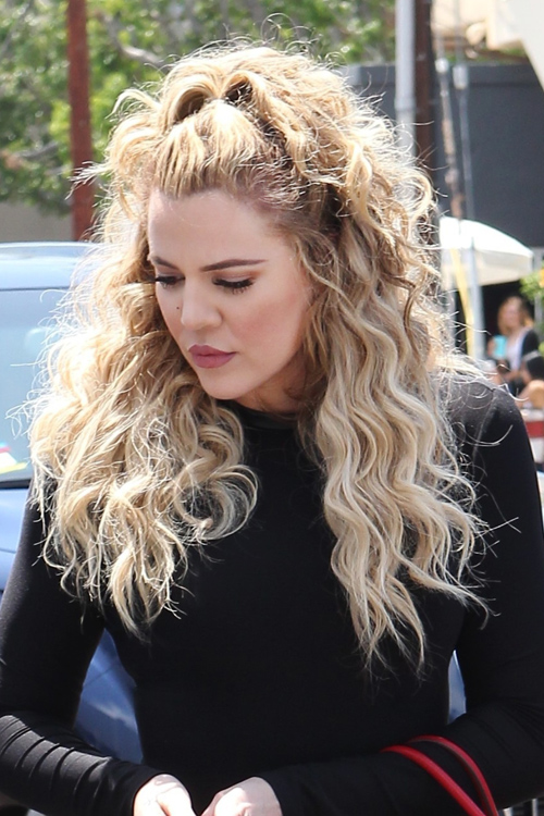 Khloe Kardashian Wavy Ash Blonde Half Up Half Down Messy Hairstyle 