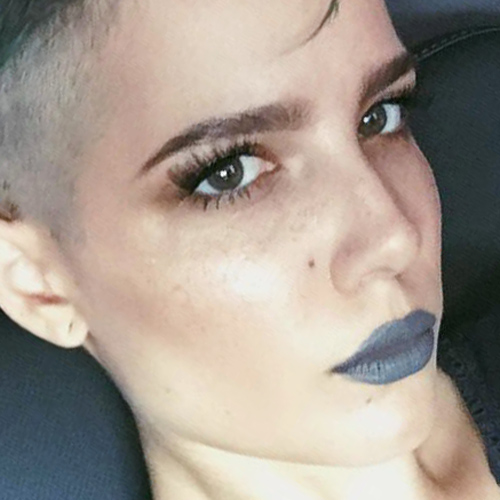 Halsey Makeup: Black Eyeshadow, Nude Eyeshadow & Purple Lipstick ...