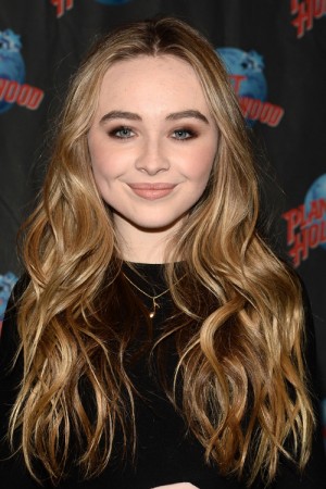 Sabrina Carpenter Wavy Light Brown Loose Waves, Two-Tone Hairstyle ...