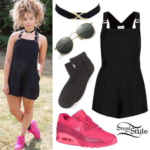  Ella Eyre: Black Overalls, Pink Sneakers