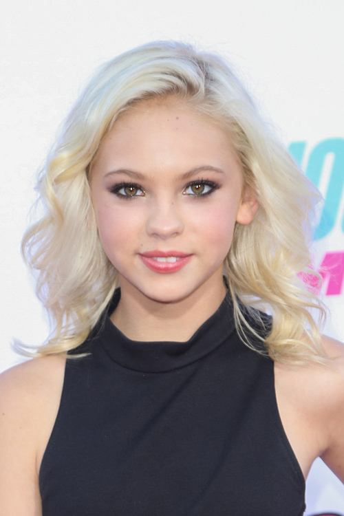 Jordyn Jones Wavy Platinum Blonde Barrel Curls Hairstyle ...