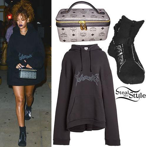 Rihanna in Vetements black oversized hoodie  Oversize outfit, Baggy clothes  outfit aesthetic, Oversized outfit