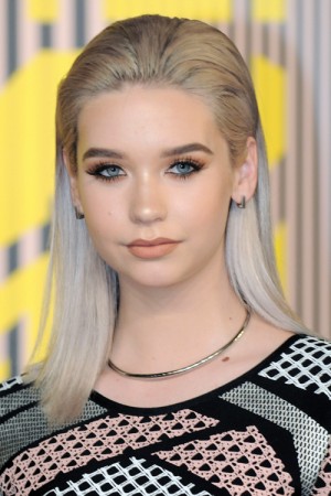 Amanda Steele Straight Silver Dark Roots Flat Ironed Hairstyle Steal