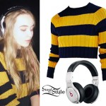 Sabrina Carpenter: Yellow Striped Sweater