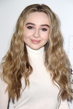 Sabrina Carpenter Wavy Light Brown Loose Waves Hairstyle | Steal Her Style