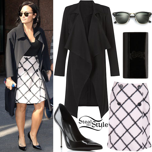 Demi Lovato leaving an office building in New York City. October 26th, 2015 - photo: FameFlynet